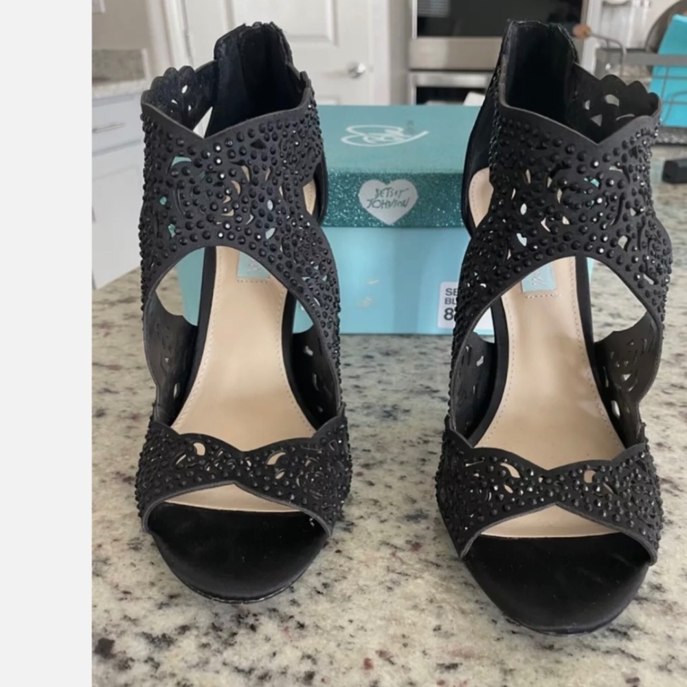BETSEY JOHNSON Black Livie Satin Pump With Crystals Open-Toe Size 8